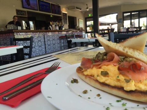 Dolly’s Bar & The Hibiscus Tavern - Hervey Bay Accommodation 2