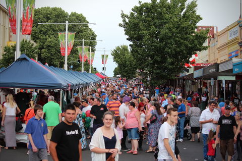 Cowra Christmas Street Festival - Tourism Hervey Bay 0