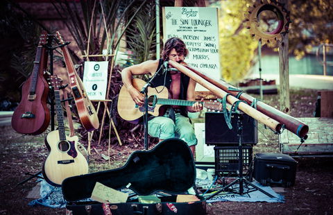 Buskers By The Lake - Tourism Hervey Bay 0