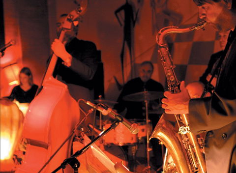 The Pearly Shells Feat. Julie O'Hara - Hervey Bay Accommodation 0