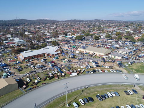 Wagga Swap Meet Run By  Classic And Historic Automobile Club Of Australia - Wagga Wagga Region - Tourism Hervey Bay 0