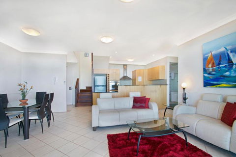 Santorini Twin Waters - Hervey Bay Accommodation 1