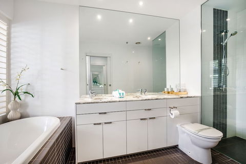 Ultra Broadbeach - Hervey Bay Accommodation 4