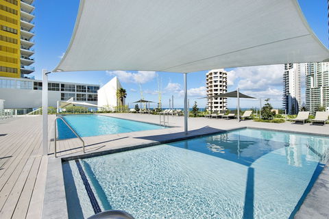 ULTIQA Air On Broadbeach - Hervey Bay Accommodation 3