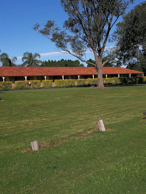 Lakeside Lodge Motel - Tourism Hervey Bay 0