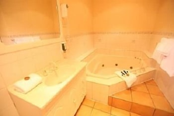 Fox And Hounds Inn - Hervey Bay Accommodation 6