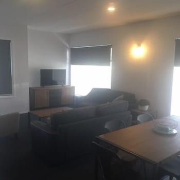 Penguin Seaside Motel - Hervey Bay Accommodation 0