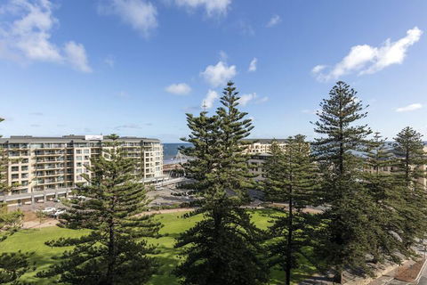 Oaks Glenelg Liberty Suites - Hervey Bay Accommodation 6
