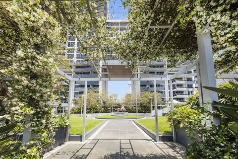 Meriton Suites Broadbeach, Gold Coast - Hervey Bay Accommodation 3