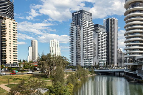 Meriton Suites Broadbeach, Gold Coast - Hervey Bay Accommodation 2
