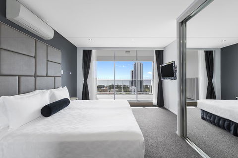 Meriton Suites Broadbeach, Gold Coast - Hervey Bay Accommodation 6