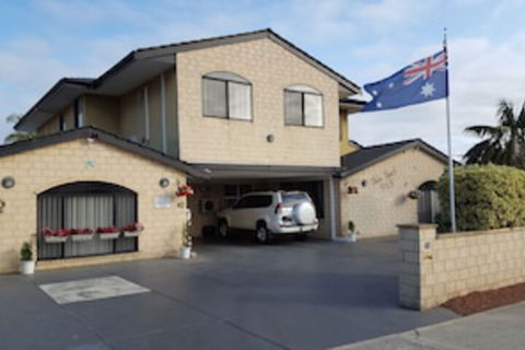 Palm Beach Guest House - Hervey Bay Accommodation 0
