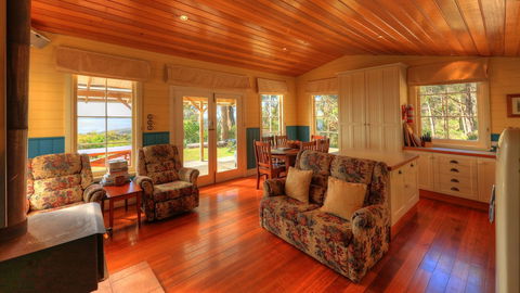 Island View Spa Cottage - Hervey Bay Accommodation 1