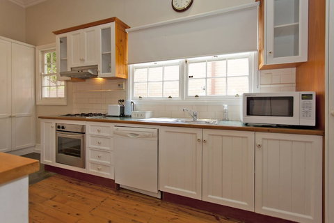 Rose Cottage - Historic Luxury - Hervey Bay Accommodation 2