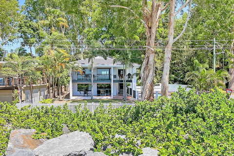 Dolce Vita Beachfront Holiday House - Hervey Bay Accommodation 1