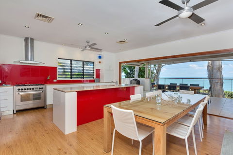 Seascape Luxury Beachfront Holiday House - Hervey Bay Accommodation 2