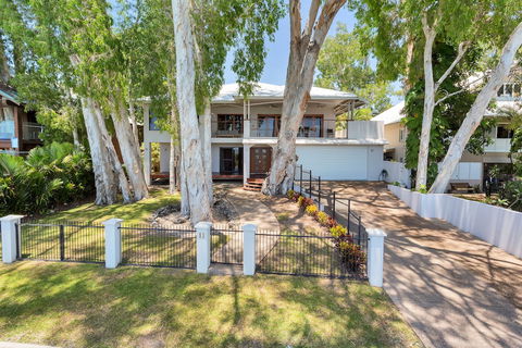 Seascape Luxury Beachfront Holiday House - Hervey Bay Accommodation 3