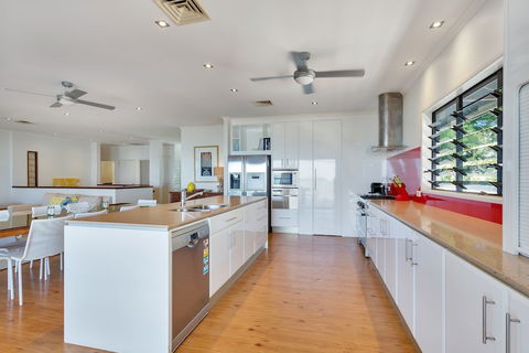 Seascape Luxury Beachfront Holiday House - Hervey Bay Accommodation 4