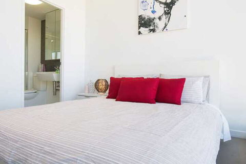 C3CBD Melbourne Apartment - Tourism Hervey Bay 6