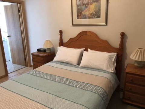 Unit 2 Ballingalla Apartments - Hervey Bay Accommodation 4