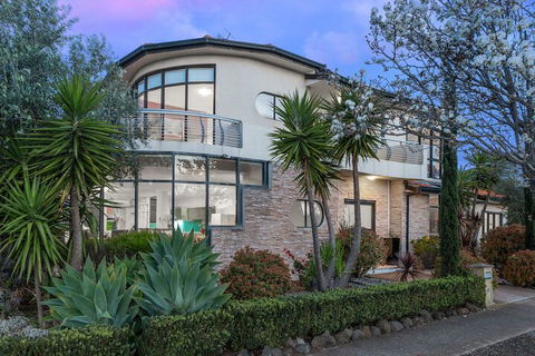 Villa De Marseilles Melbourne - Hervey Bay Accommodation 2