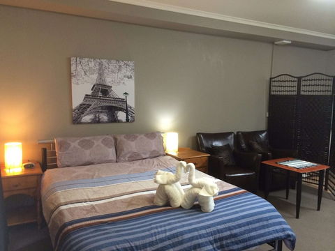 Box Hill Studios 3 At Canterbury Gardens - Tourism Hervey Bay 0