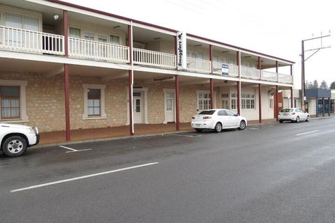 Smugglers Inn Studio Apartments - Tourism Hervey Bay 2