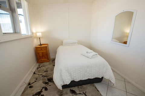 Smith Street Cottage Naracoorte - Hervey Bay Accommodation 7