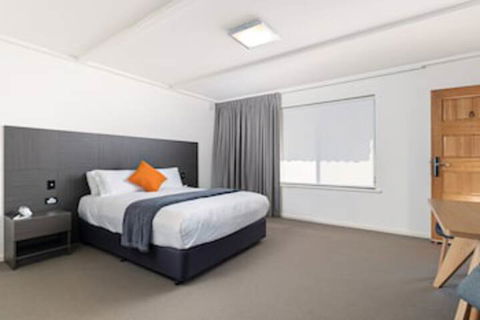 Mick O'Shea's - Hervey Bay Accommodation 0