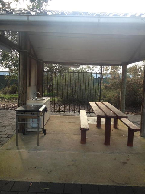 Parndana Hotel Cabins - Hervey Bay Accommodation 6