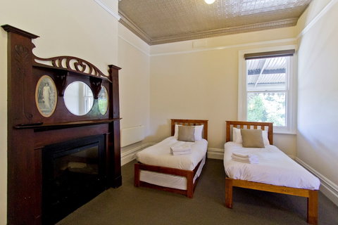 Deloraine Hotel - Tourism Hervey Bay 0