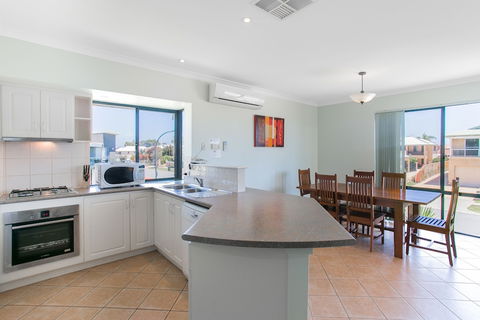 Seahaven Villas By Rockingham Apartments - Hervey Bay Accommodation 3
