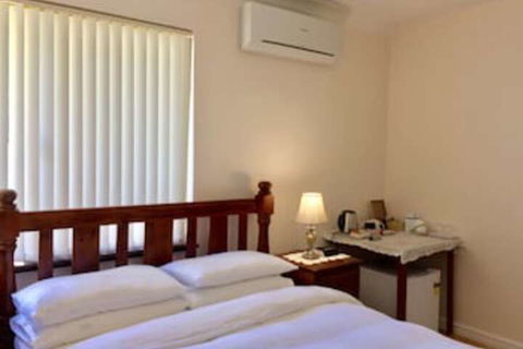 The Royal Dolphin B&B In Safety Bay - Tourism Hervey Bay 0