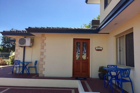 The Royal Dolphin B&B In Safety Bay - Tourism Hervey Bay 1