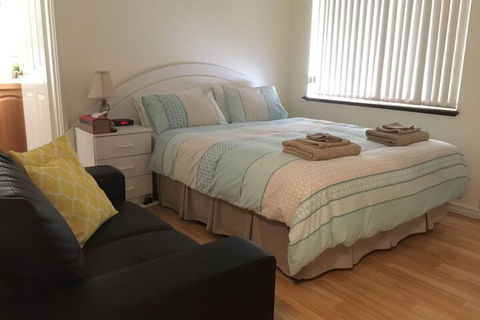 The Royal Dolphin B&B In Safety Bay - Tourism Hervey Bay 5