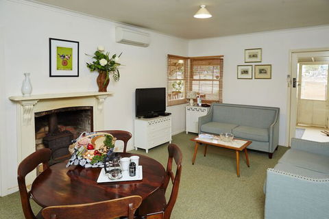 Lochinver Farm Homestead & Cottages - Hervey Bay Accommodation 2