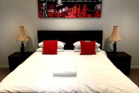 Deluxe Lake View House - Hervey Bay Accommodation 0