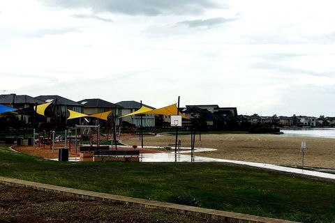 Deluxe Lake View House - Hervey Bay Accommodation 5