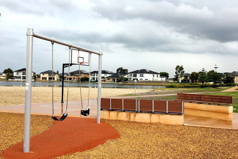 Deluxe Lake View House - Hervey Bay Accommodation 4