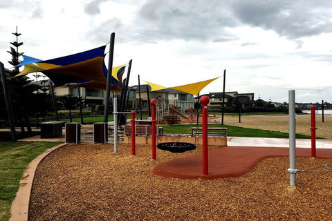 Deluxe Lake View House - Hervey Bay Accommodation 6