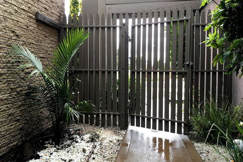 Deluxe Lake View House - Hervey Bay Accommodation 2