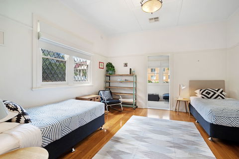 Newcastle Executive Homes - Cooks Hill Cottage - Hervey Bay Accommodation 6