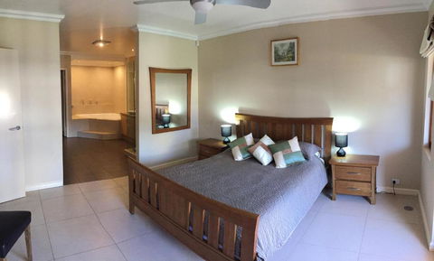 Huge House On The Grand Canal - Hervey Bay Accommodation 3