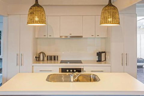 Iona Beach House Cowes - Hervey Bay Accommodation 4