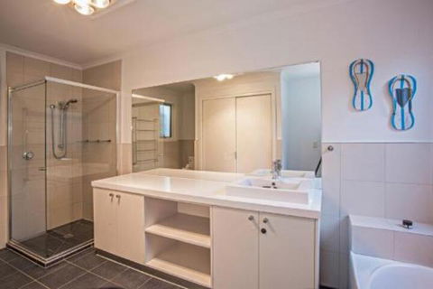 Iona Beach House Cowes - Hervey Bay Accommodation 6