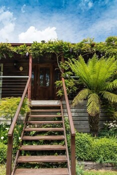 Hollyhock B&B - Hervey Bay Accommodation 0