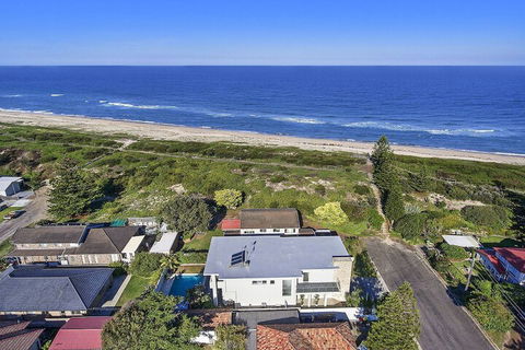 Magnificent Beach House - Tourism Hervey Bay 1
