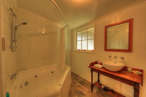 Grace's Spa Cottage - Hervey Bay Accommodation 3