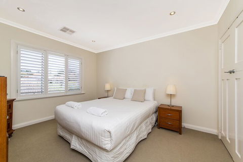 Inner Western Suburbs Retreat - Hervey Bay Accommodation 6