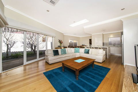 Inner Western Suburbs Retreat - Hervey Bay Accommodation 7
